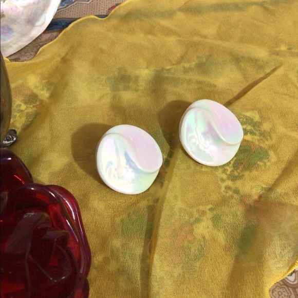 Vintage Retro Button Earrings 1960’s Lucite Iridescent White Swirl Pierced - Picture 4 of 14